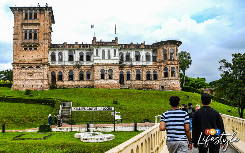 Kellie’s Castle standing amidst the mist, exuding a mysterious and haunting vibe.