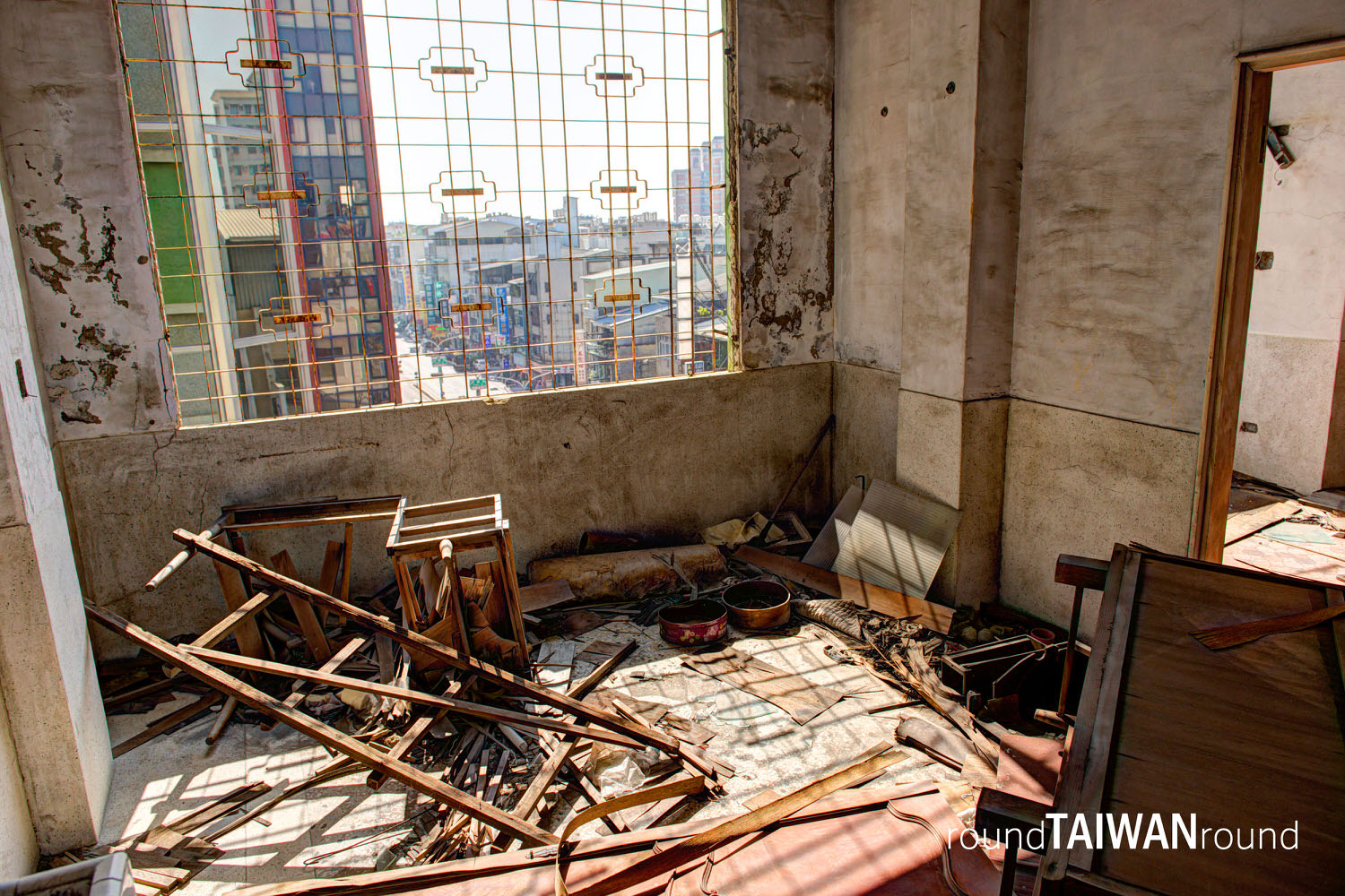 An abandoned section of Xinglin Hospital, encapsulating the silence that fills the atmosphere of abandoned places.