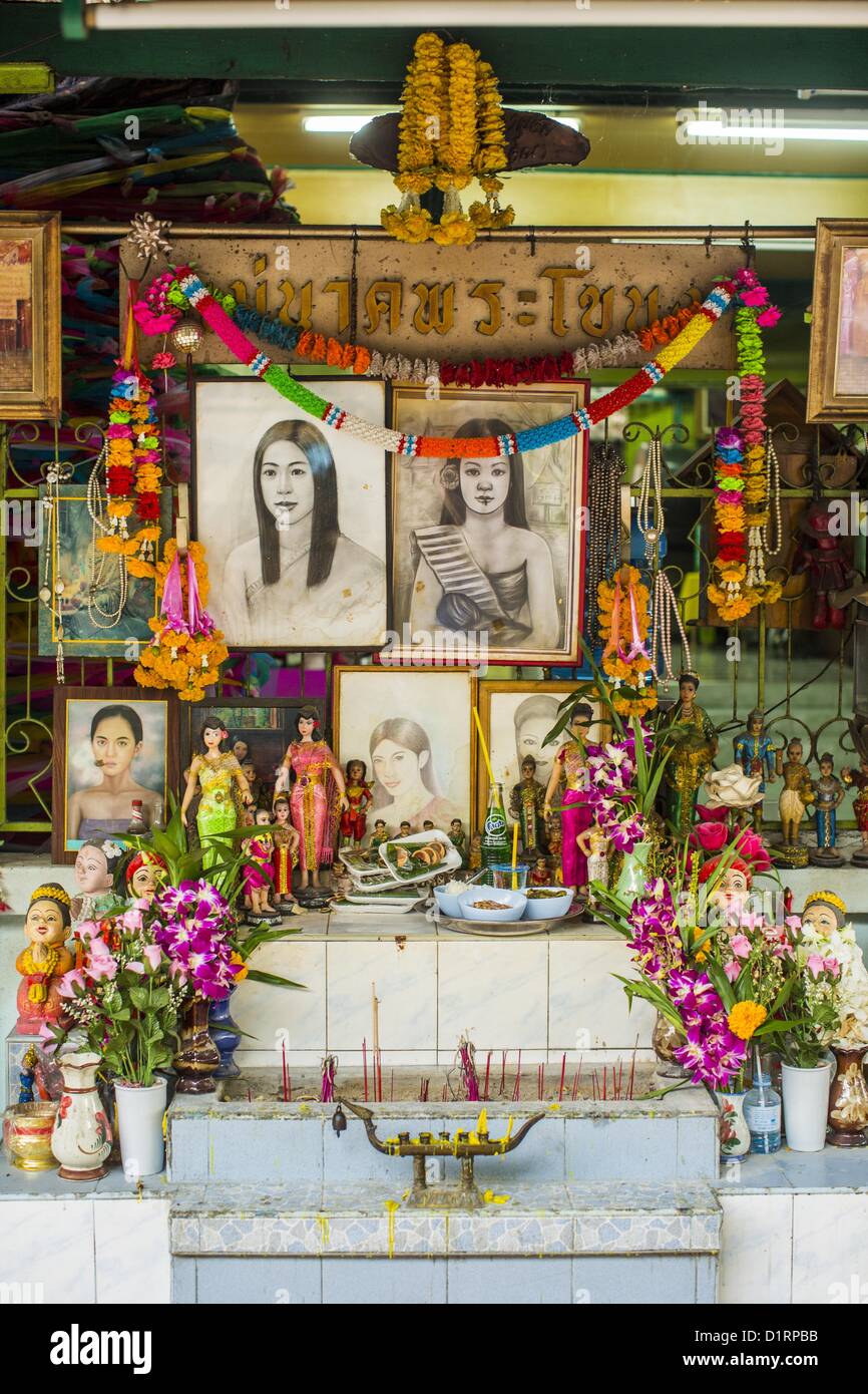 Mae Nak shrine at Wat Mahabut